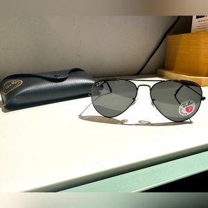 Ray-Ban RB3025 Polarized Large Metal Black Aviator Sunglasses